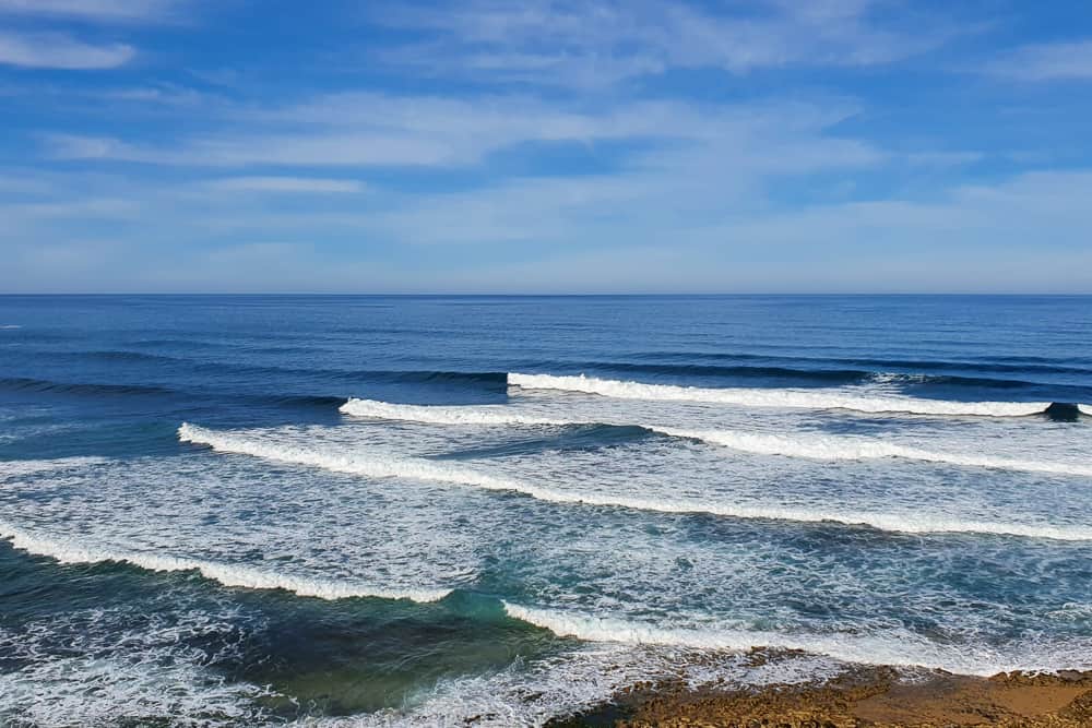 Waves breaking to the right at the surf spot Moita in Ericeira