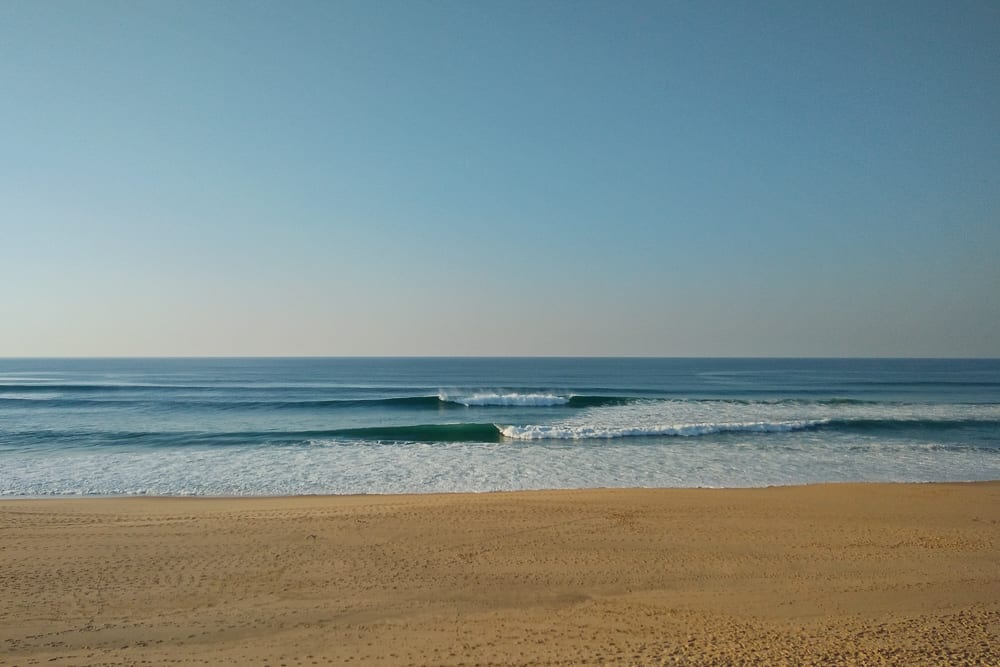 Fun waves at Praia de Valmitão