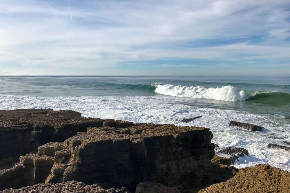 Surfer paddling into the wave at Pico do Futuro