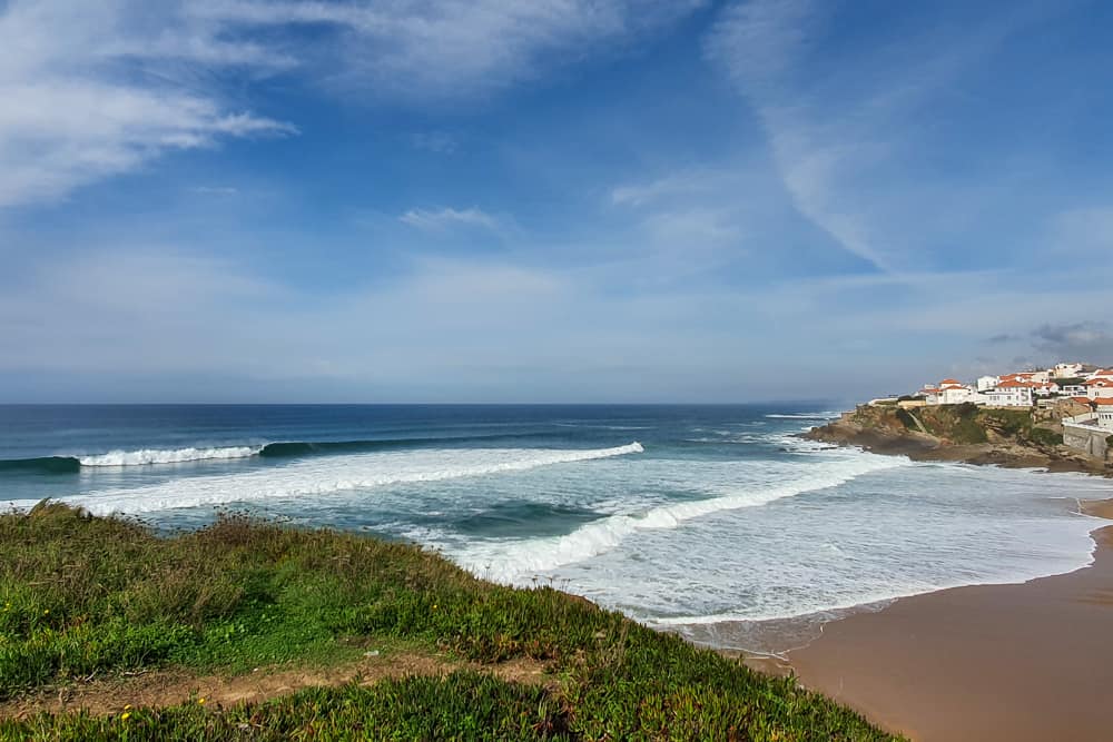 An amazing wave breaking right in front of Praia das Maçãs